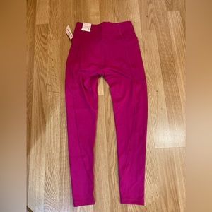 NWT Victoria’s Secret Incredible Essential legging size 4